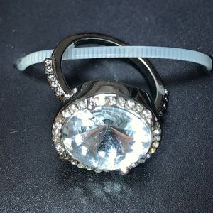 Large diamond-looking Fashion Ring New Silvertone